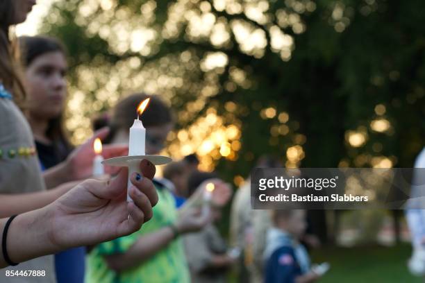 jaarlijkse 9/11 rememberence vigil in noordwest philadelphia, pa - nachtwake stockfoto's en -beelden