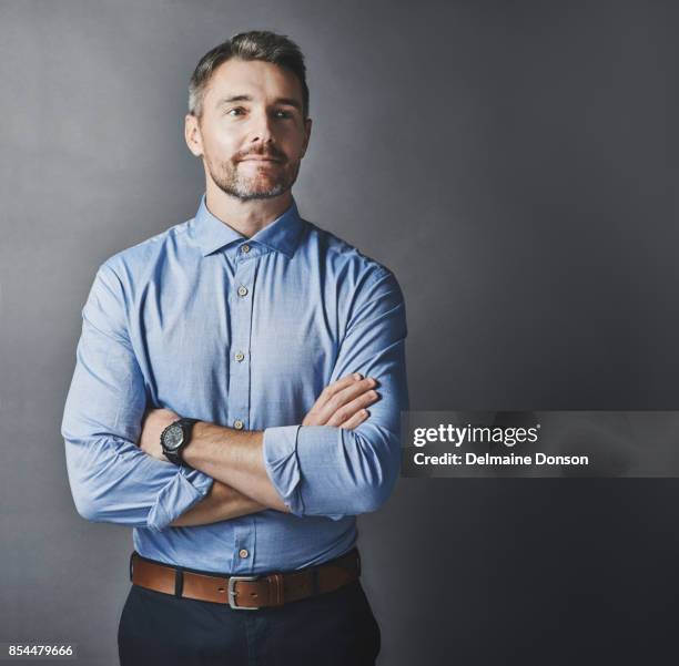 tu actitud determina tu éxito - mirar-hacia-el-otro-lado fotografías e imágenes de stock