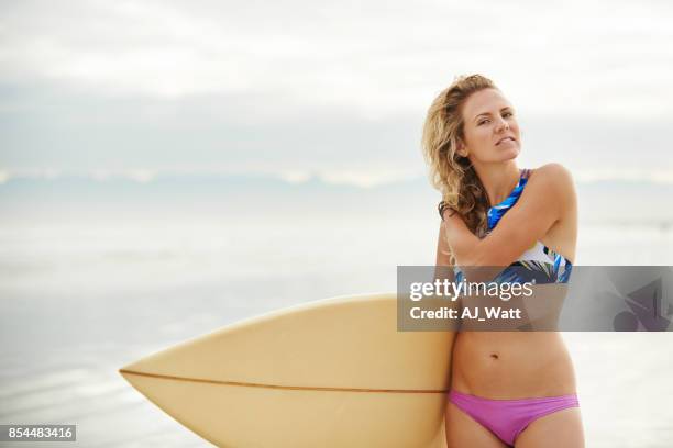 het leven is een golf, vangen - lifes a beach stockfoto's en -beelden