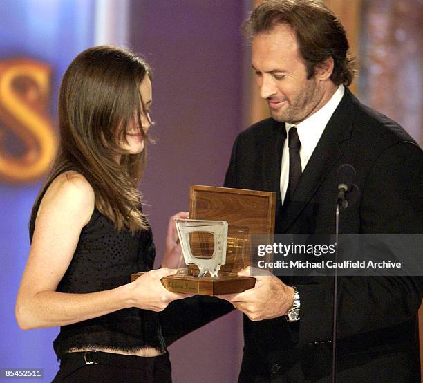 Alexis Bledel accepts award from Scott Patterson for best actress, "Gilmore Girls".