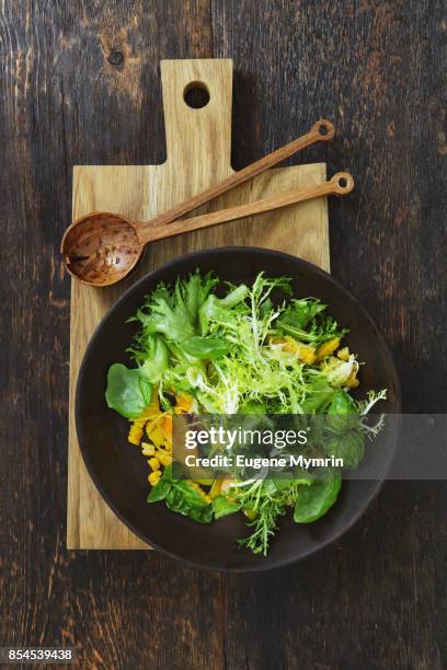 summer salad with tomato and corn - kopfsalat stock-fotos und bilder