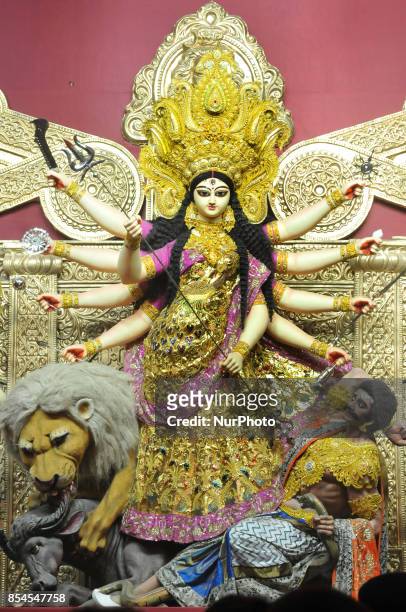 Goddess Durga wears 22kg GOLD designer sari worth Rs 6.5 crore Indian currency,Designed by Kolkata-based fashion designer Agnimitra Paul, it took...