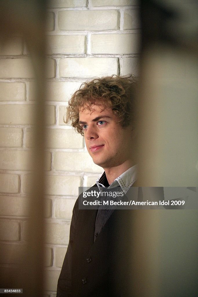 Scott Macintyre American Idol contestant Scott MacIntyre poses behind the scenes ...