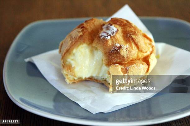 yummy cream puff - relámpago de crema fotografías e imágenes de stock