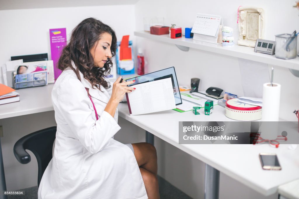 Médico mujer en la oficina