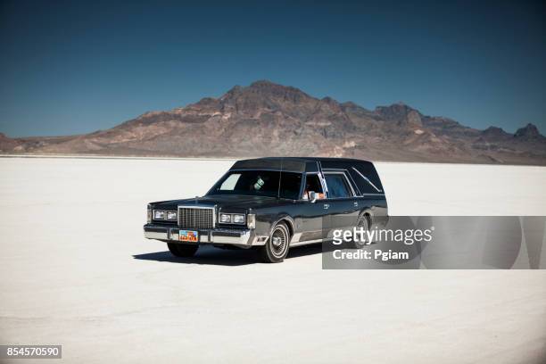klassische beerdigung leichenwagen fährt auf dem salzsee in utah, usa - hearse stock-fotos und bilder