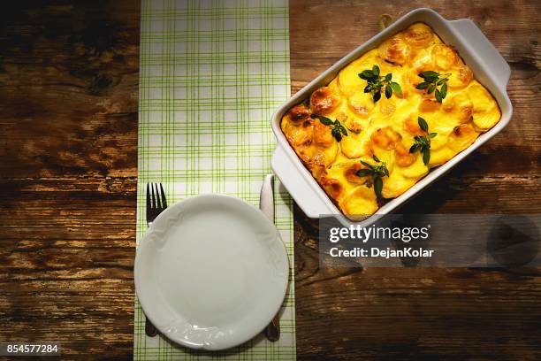 vers gekookt servische moussaka maaltijd in witte braadpan - moussaka stockfoto's en -beelden