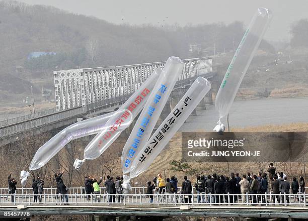 South Korean activists float balloons carrying anti-Pyongyang leaflets and North Korean banknotes across the border into North Korea at the Imjingak...