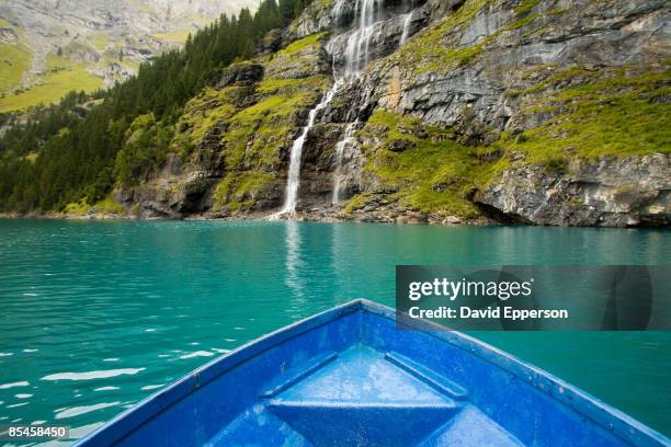 rowboat on swiss lake - lac-oeschinensee photos et images de collection