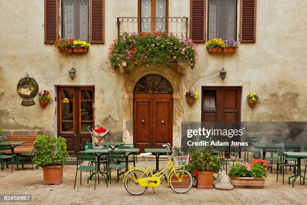 bicycle in front of small cafe, tuscany - siena tuscany stock pictures, royalty-free photos & images
