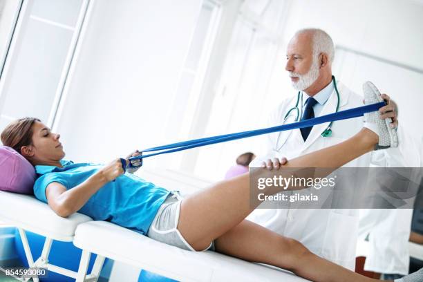jonge vrouw in de fysiotherapie. - sports medicine stockfoto's en -beelden