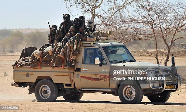 Soldiers of the Chadian army are driven in a pickup near Iriba northern Chad on March 12, 2009. AFP PHOTO PHILIPPE HUGUEN