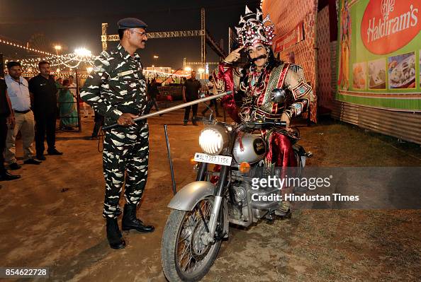 26 Bollywood Actor Mukesh Rishi Plays A Role Of Demon King Ravana At Luv  Kush Ramlila Photos and Premium High Res Pictures - Getty Images