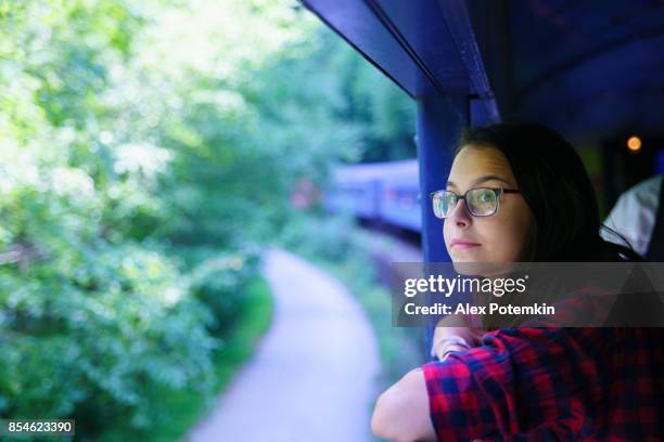 die attraktive 15 jährige teenager-mädchen genießen die zugfahrt durch die malerische landschaft. - pocono stock-fotos und bilder