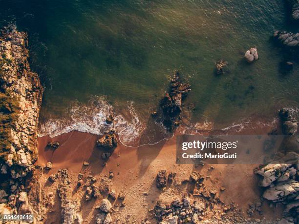 luchtfoto van kleine rotsachtige strand - cliff texture stockfoto's en -beelden