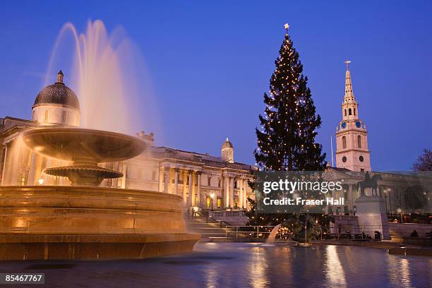 christmas, trafalgar square, london - national gallery stockfoto's en -beelden