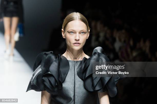 Sasha Pivovarova walks the runway during the Lanvin show as part of the Paris Fashion Week Womenswear Spring/Summer 2018 on September 27, 2017 in...