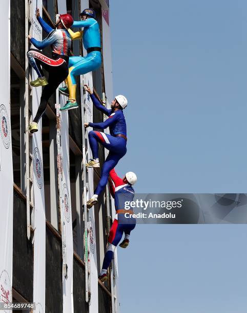 Fireman Ladder Racing Firefighter Climbing Ladder Photos and Premium High Res Pictures ...