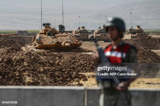 Turkish soldiers conduct military exercises near the Habur crossing gate between Turkey and Iraq on September 27, 2017 in the Silopi district,...