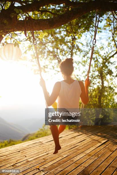 jonge vrouw genieten van een prachtig uitzicht in de natuur - verwonderingsdrang stockfoto's en -beelden