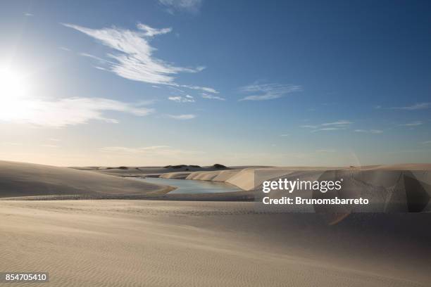 dunas doradas al atardecer de los lençois maranhenses con un destello de la foto - estado de maranhao fotografías e imágenes de stock