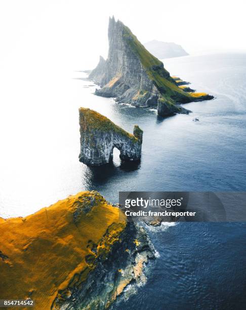 vue aérienne de la roche dranganir aux iles féroé - îles féroé photos et images de collection
