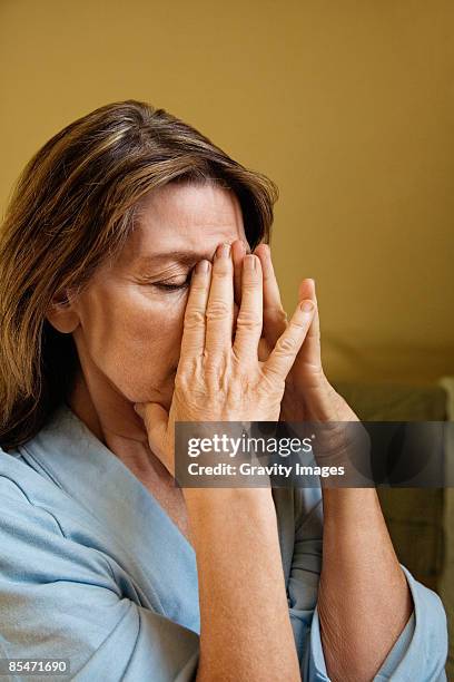 woman rubbing eyes - rubbing eyes stockfoto's en -beelden