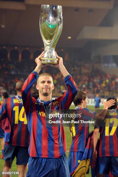 Gerard PIQUE et le trophee - Barcelone / Shakhtar Donetsk - Super Coupe d Europe 2009 - Stade Louis II de Monaco,