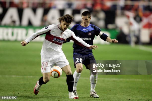 Duel Aitor OCIO / Gregory TAFFOREAU - FC Seville / Lille - - Coupe de l'UEFA -