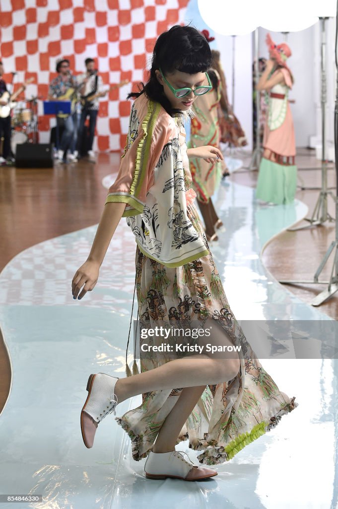 Tsumori Chisato : Runway - Paris Fashion Week Womenswear Spring/Summer 2018