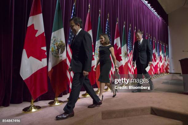 Ildefonso Guajardo Villarreal, Mexico's secretary of economy, from left, Chrystia Freeland, Canada's minister of foreign affairs, and Bob Lighthizer,...