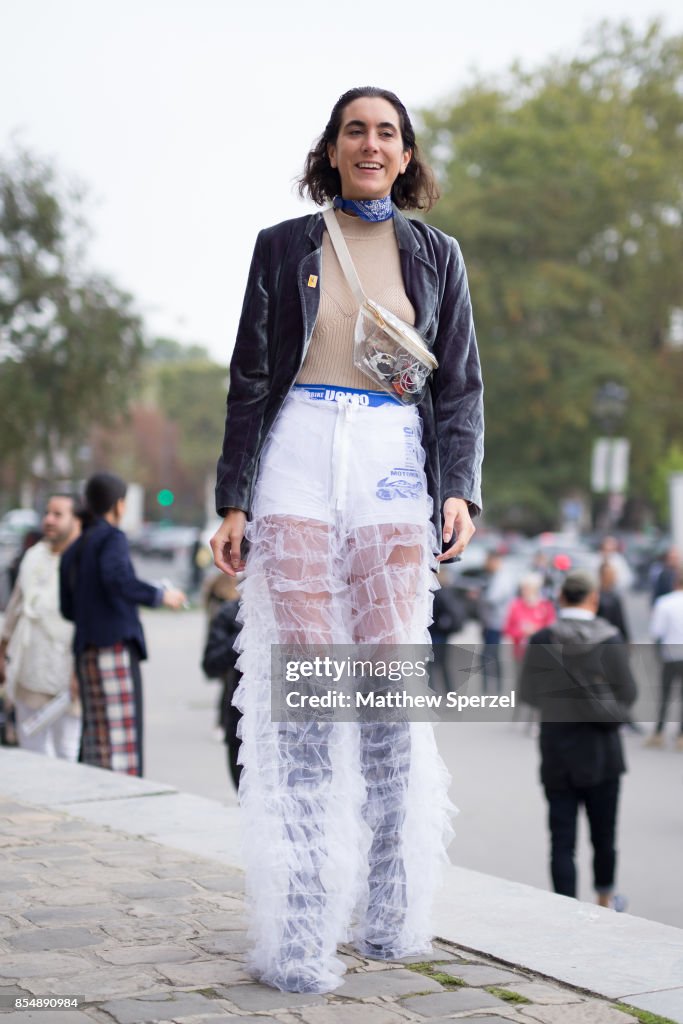 Street Style : Paris Fashion Week Womenswear Spring/Summer 2018 : Day Two