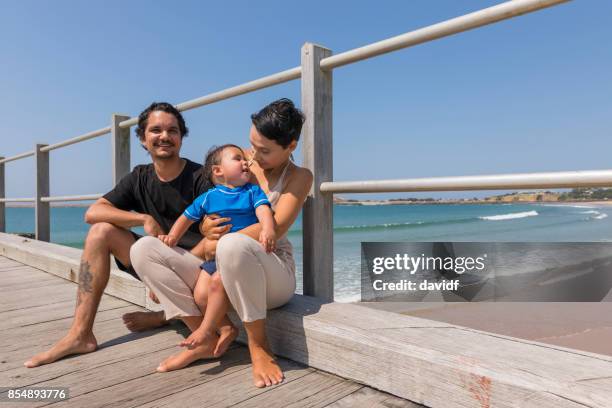 eingeborene australische familienglück am strand - aboriginal family stock-fotos und bilder