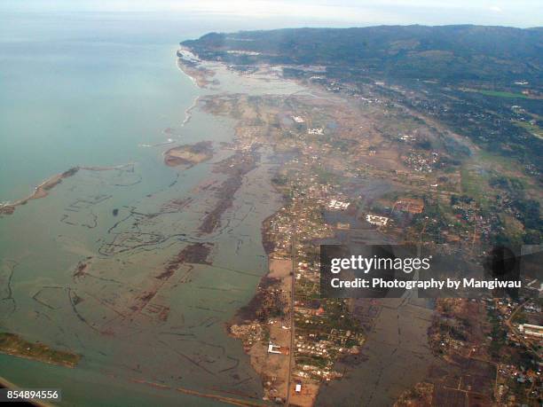 tsunami aftermath - onda di marea foto e immagini stock