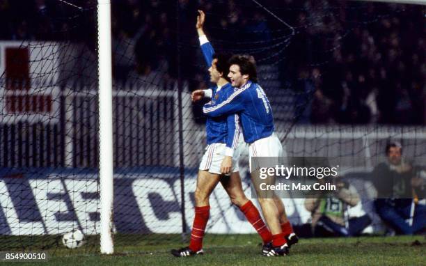 Joie Bruno BELLONE / Michel PLATINI - - France / Angleterre - Match Amical,