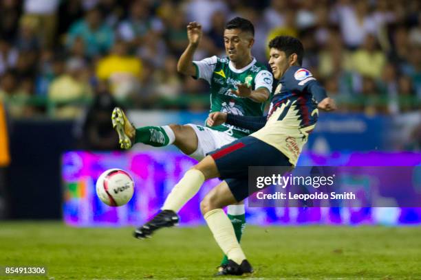 Elias Hernandez of Leon fights for the ball with Carlos Vargas of America during the 11th round match between Leon and America as part of the Torneo...