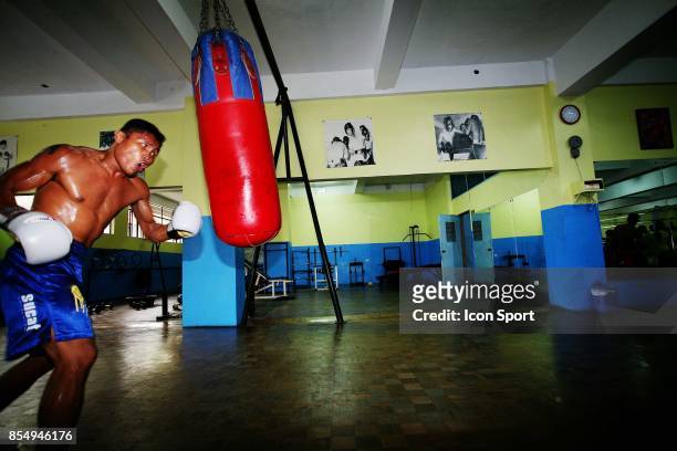 Dennis LAURENTE α l'entrainement - Reportage sur la salle de boxe- le elorde gym. La particularitΘ de la salle- c'est qu'elle abrite aussi des...