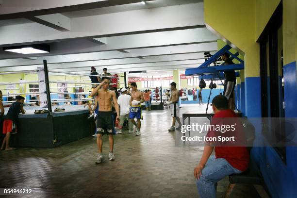 Reportage sur la salle de boxe - le elorde gym. La famille Elorde reste un grand nom de la boxe Philippines - - Sucat road paranaque city - Manille ,