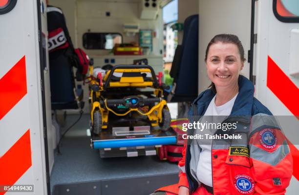 porträt von weiblichen rettungssanitäter - paramedics stock-fotos und bilder
