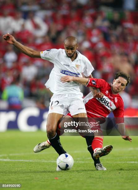 Duel Frederic KANOUTE / Fabio ROCHEMBACK - FC Seville / Middlesbrough - - Finale de la Coupe UEFA - Eindhoven -