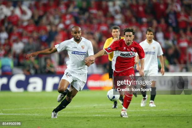 Duel Frederic KANOUTE / Fabio ROCHEMBACK - FC Seville / Middlesbrough - - Finale de la Coupe UEFA - Eindhoven -