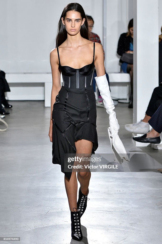 Olivier Theyskens : Runway - Paris Fashion Week Womenswear Spring/Summer 2018