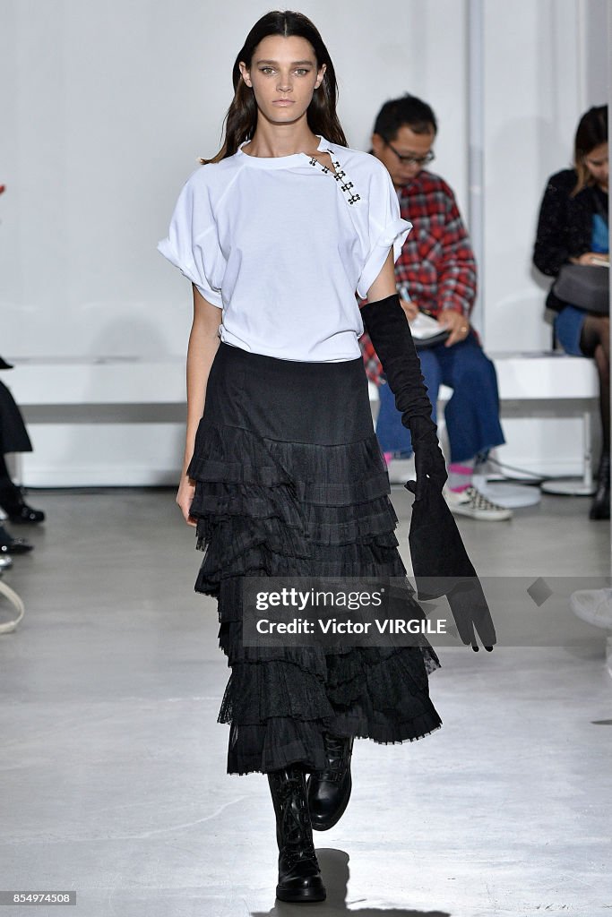 Olivier Theyskens : Runway - Paris Fashion Week Womenswear Spring/Summer 2018