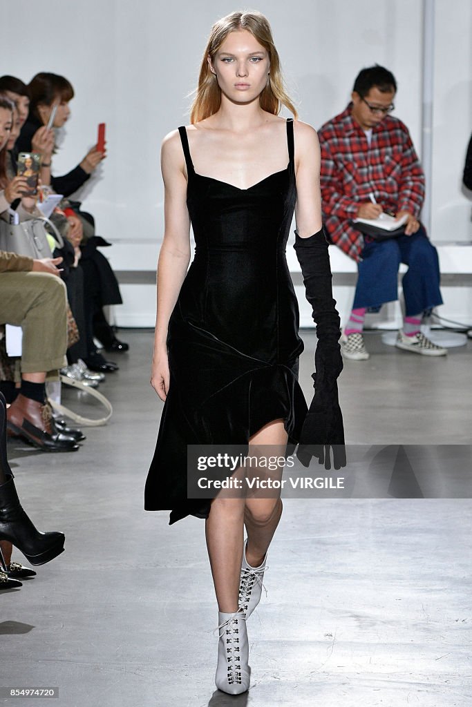 Olivier Theyskens : Runway - Paris Fashion Week Womenswear Spring/Summer 2018