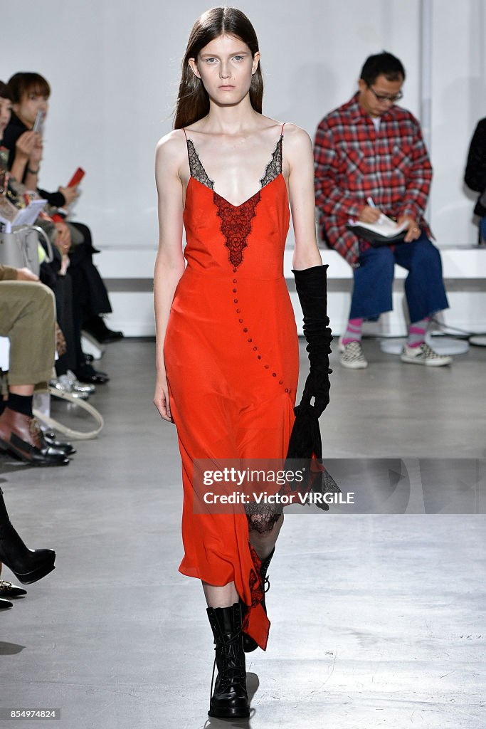 Olivier Theyskens : Runway - Paris Fashion Week Womenswear Spring/Summer 2018