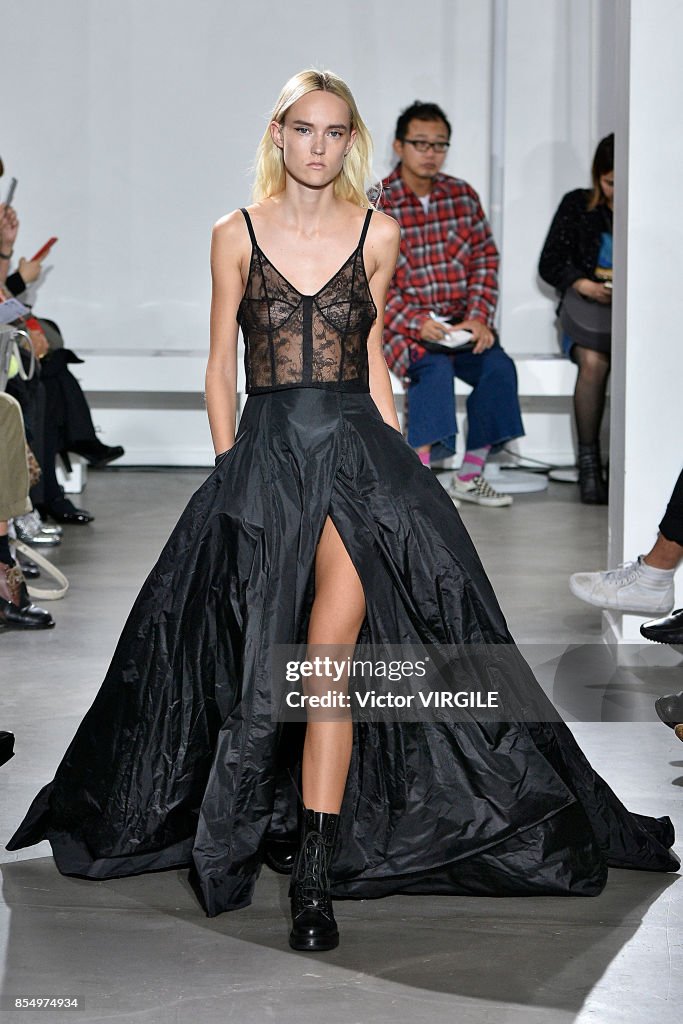Olivier Theyskens : Runway - Paris Fashion Week Womenswear Spring/Summer 2018
