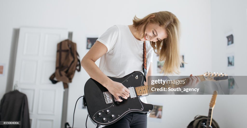 若い女性がギター