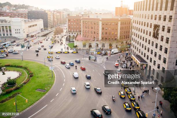 high angle view of city traffic at plaza espana, barcelona, catalonia, spain - taxi españa stockfoto's en -beelden