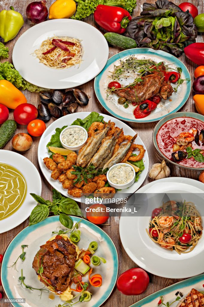 Ensemble de divers plats de la cuisine méditerranéenne, les légumes et les herbes.