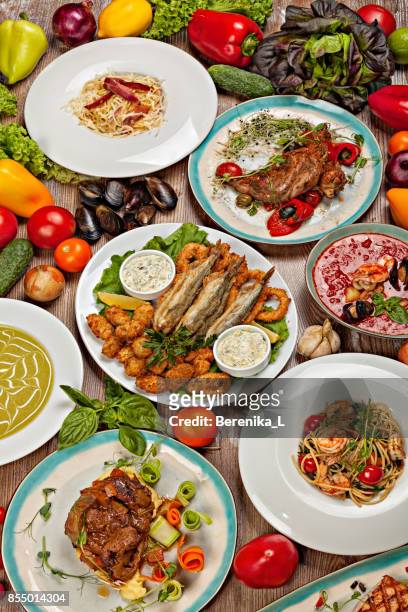 conjunto de vários pratos de cozinha mediterrânica, legumes e ervas. - table top view - fotografias e filmes do acervo
